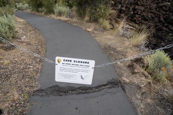 Modoc County, Ca - 9 Temmuz 2019: Mağara kapatma işareti t korumak için