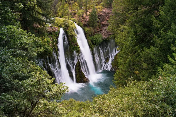 Cachoeira McArthur Burney Falls na Califórnia — Fotografia de Stock