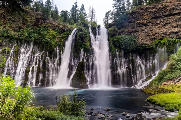 Chute d'eau McArthur Burney Falls en Californie — Photo