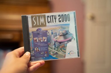 Scandia, Mn - 10 Eylül 2019: El bir Sim City 2000 tutar 