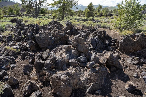 Montón de grandes rocas volcánicas negras en los Cráteres de la Luna Nationa — Foto de Stock