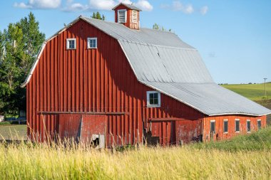 Washington Stat Palouse bölgesinde bir alanda eski kırmızı ahır
