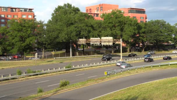 Los Coches Conducen Por Autopista Arlington Virginia Cerca Del Barrio — Vídeos de Stock