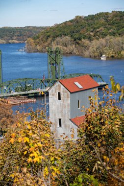 Stillwater, Minnesota sonbaharda - eski bir değirmene bakan