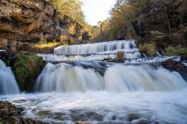 Sonbaharda Hudson Wisconsin 'deki Willow River Eyalet Parkı' nda şelale