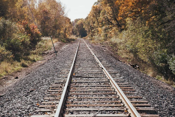 Ferrocarril vías de tren en Minnesota rural durante la caída en su — Foto de Stock