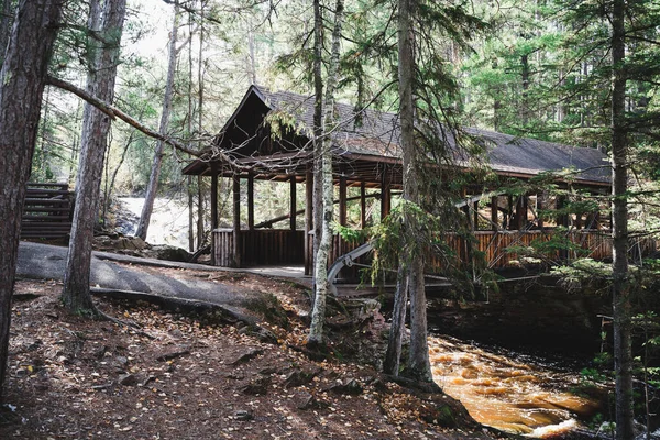 Historische overdekte brug bij Amnicon Falls State Park in South Ran — Stockfoto