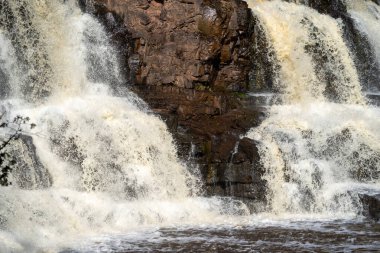 Bektaşi üzümlü şelalenin çok yakınında.