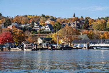 Bayfield Wisconsin 'in şehir manzarası, kıyılardan görüldüğü gibi