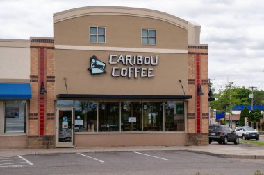 Crystal, Minnesota - 29 Mayıs 2020: Coronavirus COVID-19 salgını nedeniyle kapalı bir ren geyiği kahve dükkanının dışı