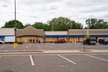 Minneapolis, Minnesota - 29 Mayıs 2020: Çalışma ekipleri, George Floyd 'un polis tarafından öldürülmesinde meydana gelen potansiyel yağma ve ayaklanma hasarını önlemek için kontrplakçı bir alışveriş merkezindeki binalara tahta döşedi