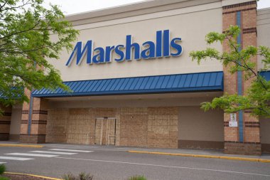 Minneapolis, Minnesota - 29 Mayıs 2020: Bir Marshalls perakende mağazası, George Floyd 'un polis memurları tarafından öldürülmesinden kaynaklanan yağma ve ayaklanmaları önlemek için kontrplakla kaplandı