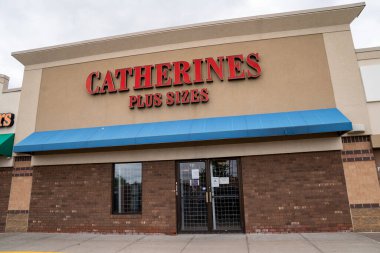 Minneapolis, Minnesota - 29 Mayıs 2020: Bir Catherines Plus Wees giyim mağazası kapatıldı ve George Floyd 'un ölümünde ayaklanmalara ve yağmalara karşı barikat kuruldu