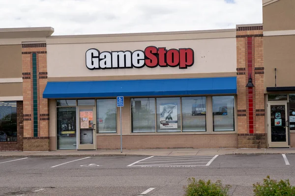 Minneapolis, Minnesota - 29 Mayıs 2020: Bir GameStop video oyun mağazası George Floyds 'un ölümünden kaynaklanan potansiyel yağma ve ayaklanma hasarlarını önlemek için kapatıldı