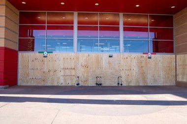 Maple Grove, Minnesota - 29 Mayıs 2020: George Floyd 'un Minneapolis Polis Departmanı tarafından öldürülmesi sonucu meydana gelen yağma ve isyanları önlemek için bir hedef dükkânı kapatıldı