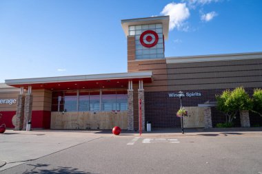 Maple Grove, Minnesota - 29 Mayıs 2020: George Floyd 'un Minneapolis Polis Departmanı tarafından öldürülmesi sonucu meydana gelen yağma ve isyanları önlemek için bir hedef dükkânı kapatıldı