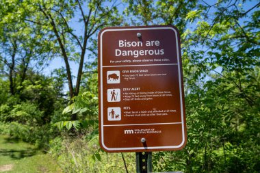 Mankato, Minnesota - 5 Haziran 2020: Tehlikeli bizon vahşi yaşamı hakkında yürüyüşçüleri uyarın, Minneopa Eyalet Parkı 'nda güvenlik için uyulması gereken kurallar listesi
