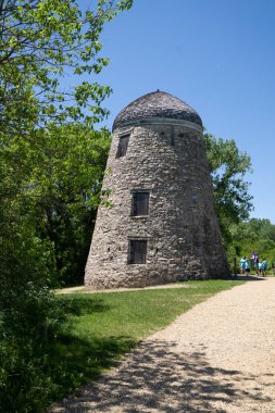 Mankato, Minnesota - 5 Haziran 2020 Minneopa State Park 'taki terk edilmiş Seppmann Değirmeni' ni keşfeden insanlar eski bir un değirmeniydi.