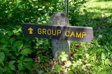 Minneopa Eyalet Parkı - Mankato, Minnesota 'daki bir kamp alanındaki grup kamplarını gösteren işaret levhası.