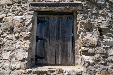 Taş duvardaki eski ahşap pencereyi kapat. Mankato Minnesota 'daki Seppmann Mill' de çekildi.