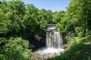 Minneopa Şelalesi 'nin Mankato Minnesota' daki Minneopa Eyalet Parkı 'ndaki yüksek şelalesinin manzarası