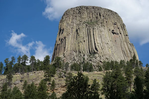 Devils Tower National Monument Wyomingu Slunečného Letního Dne Obloha Mraky — Stock fotografie