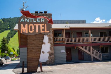 Jackson, Wyoming - 26 Haziran 2020: Jackson Hole şehir merkezindeki Antler Motel için imza. Retro, orta yüzyıl tarzı neon işareti