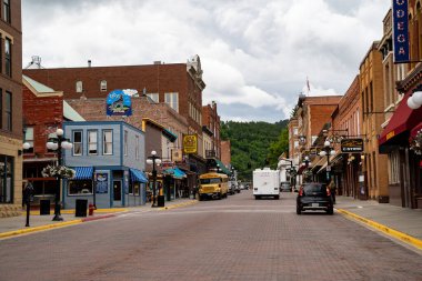 Deadwood, Güney Dakota - 22 Haziran 2020: Deadwood şehir merkezindeki ana cadde, silahlı kovboyların, kumarhanelerin ve alışveriş merkezlerinin bulunduğu bir turistik kasaba.