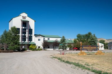 Kirby, Wyoming - 23 Haziran 2020: Wyoming Whiskey, küçük bir viski fabrikası, yerel bir işletme. Turlar ve hediyelik eşya dükkanları müşteriler için mevcut.