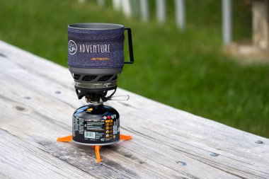 Rapid City, Güney Dakota - 23 Haziran 2020: Piknik masasında oturan bir JetBoil propan kamp sobası