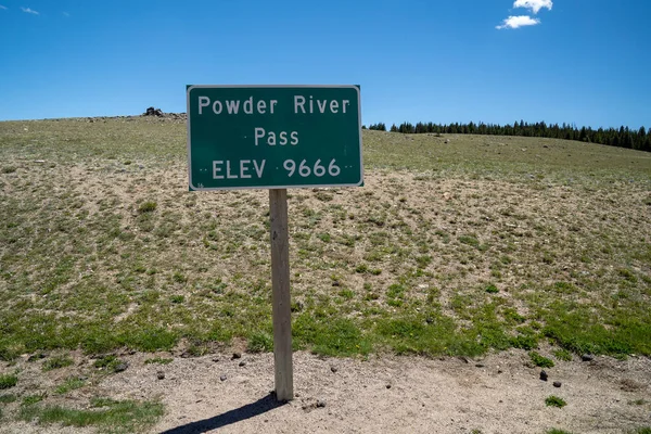 Powder River Pass Höjd 9666 Fot Skylt Högsta Poin — Stockfoto