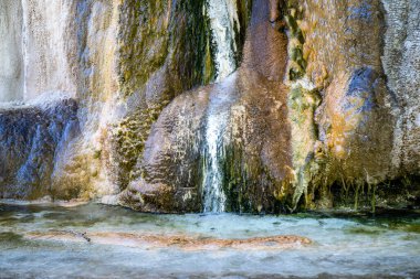 Hot Springs State Park, Wyoming 'deki Çadır Pınarı' nın detaylı görüntüsünü kapatın.