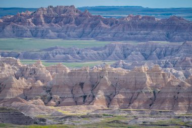 Güney Dakota 'daki Badlands Ulusal Parkı' nın renkli aşınmış tepeleri.