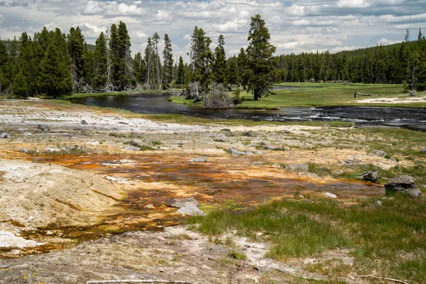 Coloridas Aguas Termales Cerca Del Río Firehole Área Geotérmica Biscuit — Foto de Stock