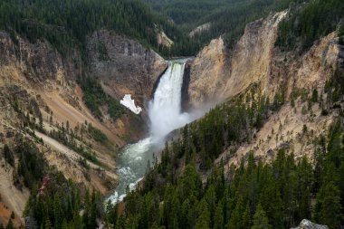 Yellowstone 'un aşağı kısmındaki Büyük Kanyon Inspriation Point' ten şelale manzaralı.
