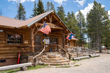 Cooke City, Montana - 2 Temmuz 2020: Beartooth Highway temalı hediyelik eşya satan ünlü Top of the World Store