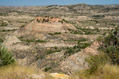 Kuzey Dakota 'daki Theodore Roosevelt Ulusal Parkı' na bakan çorak topraklar