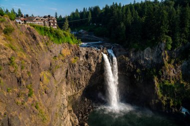 Washington 'daki Snoqualmie Falls, Seattle' ın hemen dışında ünlü bir şelaledir.