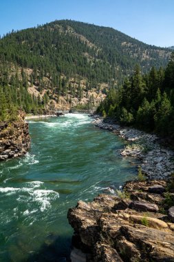 Libby, Montana yakınlarındaki Kootenai Ulusal Ormanı 'ndaki Kootenai Nehri.