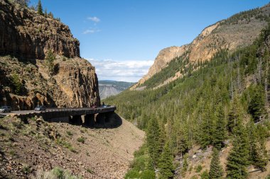 Yellowstone Ulusal Parkı 'nın içindeki Grand Loop Yolu, Mammoth Kaplıcaları' nın yanında görüldüğü gibi, yol uçurum ve kanyonlardan geçerken...