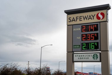Dillon, Montana - 30 Haziran 2020 Safeway bakkal ve benzin istasyonu için imza.