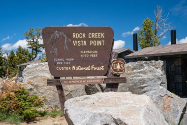 Montana, ABD - 2 Temmuz 2020: Custer Ulusal Ormanı 'nın içindeki Beartooth Otoyolu boyunca Rock Creek Vista Point için imza