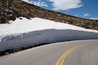Wyoming / Montana 'da Beartooth Geçidi (212. Otoyol) boyunca kar küreme duvarı. Bu yol kışın kapanır..