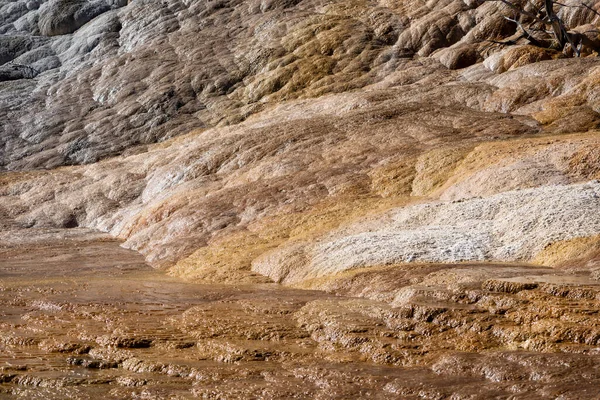 Reluciente Agua Mineral Fluye Sobre Las Terrazas Termales Área Mammoth — Foto de Stock