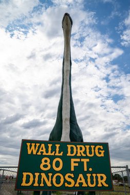Wall, South Dakota - 24 Temmuz 2020: Wall kasabasının girişindeki 25 metrelik dinozor ve ünlü Wall Eczanesi