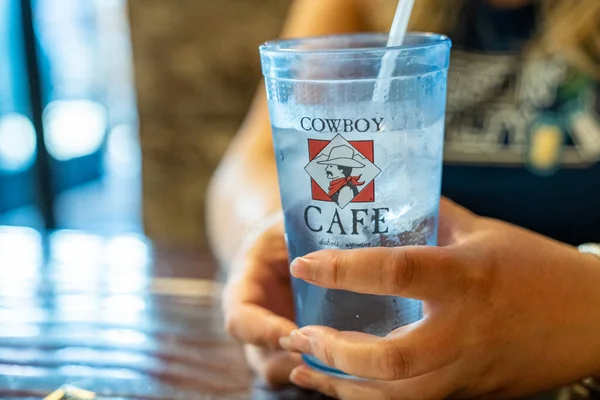 Dubois Wyoming Julio 2020 Mano Femenina Sostiene Vaso Agua Potable — Foto de Stock