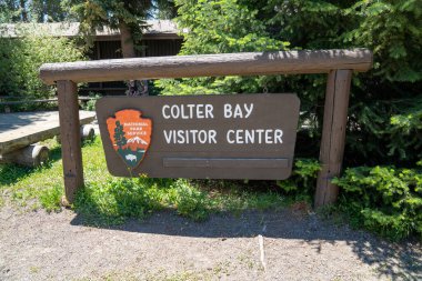 Wyoming, ABD - 26 Haziran 2020: Grand Teton Ulusal Parkı 'ndaki Colter Bay Ziyaretçi Merkezi için imza