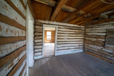 Montana 'daki Bannack Hayalet Kasabası' nda terk edilmiş bir kulübede ürkütücü, boş bir yer.
