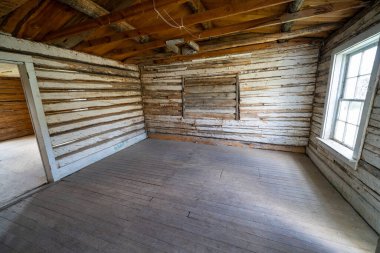 Montana 'daki Bannack Hayalet Kasabası' nda terk edilmiş bir kulübede ürkütücü, boş bir yer.