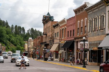 Deadwood, Güney Dakota - 22 Haziran 2020: Deadwood şehir merkezindeki ana cadde, silahlı kovboyların, kumarhanelerin ve alışveriş merkezlerinin bulunduğu bir turistik kasaba.